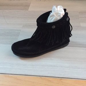 Minnetonka short suede fringe booties